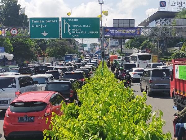 Ramai Kendaraan! Polisi Berlakukan One Way di Jalur Puncak Bogor