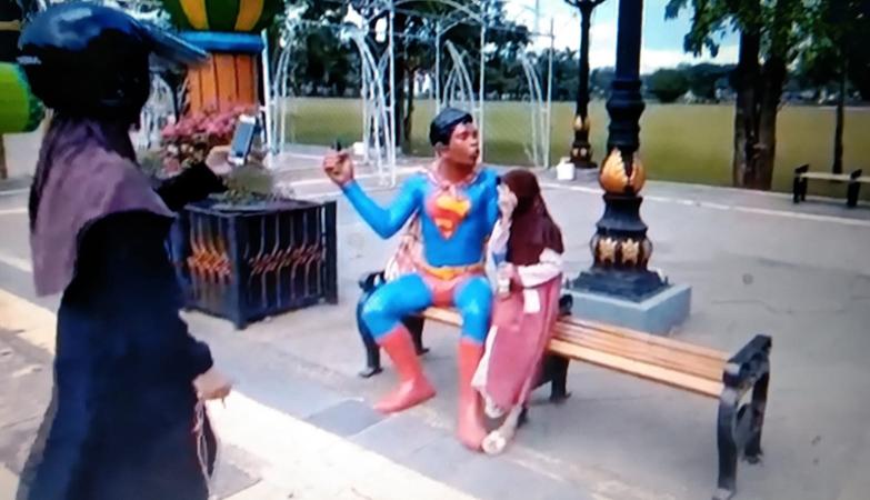 Viral Patung Super Hero di Purworejo, Ada yang Gendong Anak hingga Bermain Layangan
