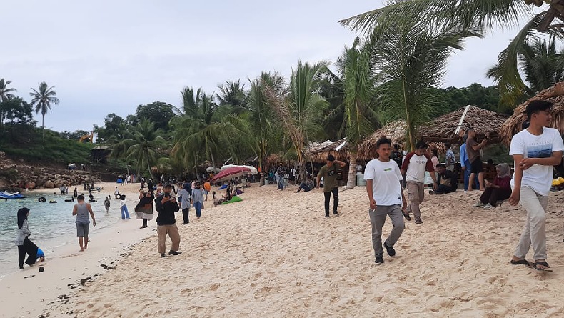 Viral di Media Sosial, Ribuan Pengunjung Padati Pantai Batu Buaya 