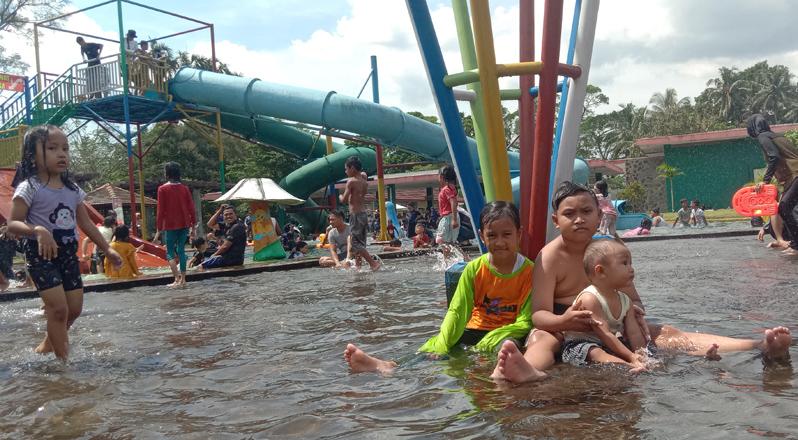  Libur Waisak, Ratusan Pengunjung Padati Tempat Wisata Air di Muncul Semarang