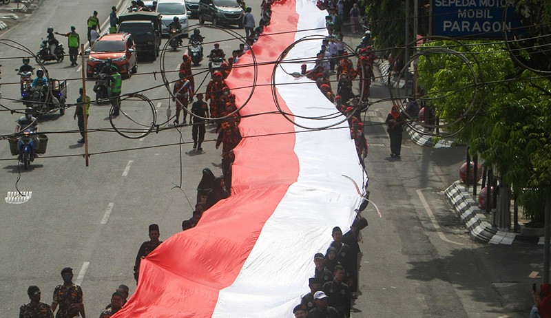 Ratusan Masyarakat Lintas Agama Bentangkan Merah Putih Sepanjang 300 Meter - Bagian 4