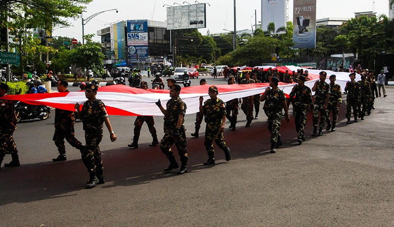 Ratusan Masyarakat Lintas Agama Bentangkan Merah Putih Sepanjang 300 Meter - Bagian 2