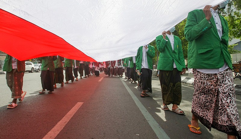 Ratusan Masyarakat Lintas Agama Bentangkan Merah Putih Sepanjang 300 Meter - Bagian 3