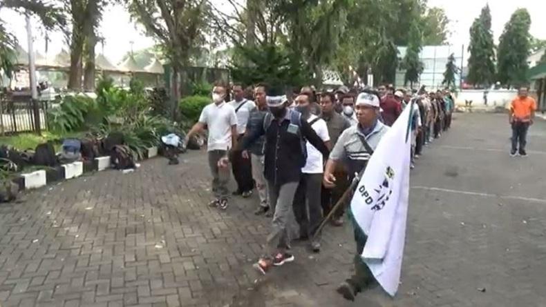 Bersiap Demo di Monas, Ratusan Karyawan Perhutani Grobogan Bertolak ke Jakarta