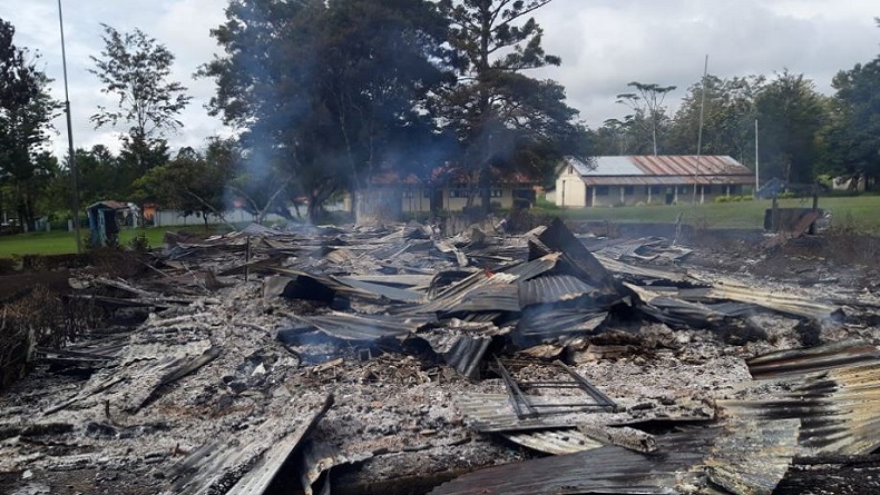title Gedung SMP di Jayawijaya Terbakar, Bangunan Ruang Guru Ludes Dilalap Api Gedung SMP di Jayawijaya Terbakar, Bangunan Ruang Guru Ludes Dilalap Api