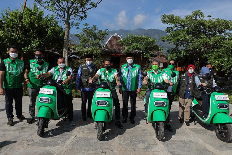 Sandiaga Uno Luncurkan Motor Listrik Wisata di Kawasan Candi Borobudur, Ini Harapannya