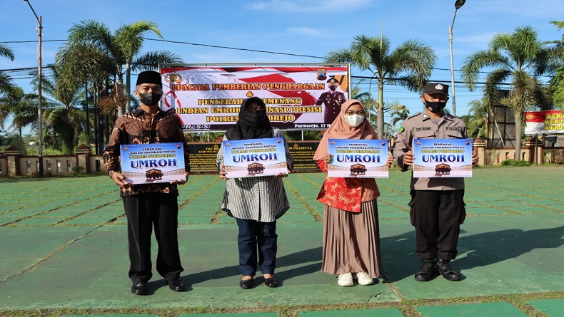 Polres Purworejo Serahkan Hadiah Umroh Vaksinasi Presisi untuk 4 Pemenang 
