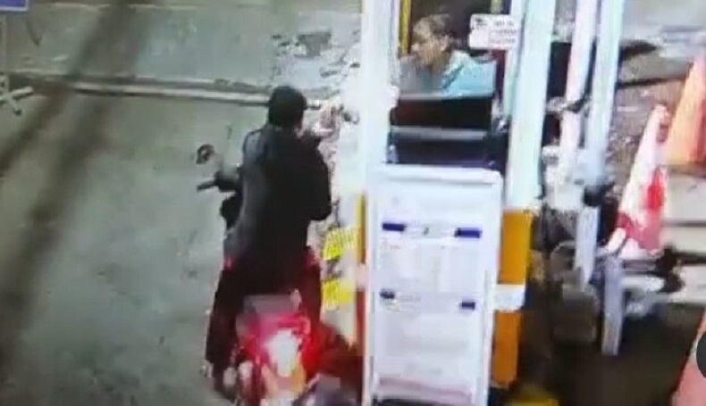 Pencuri Gasak Motor Pedagang Terekam CCTV di Pasar Tagog KBB, Pelaku Beraksi Santai