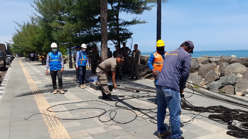 Bersihkan PKL di Pantai Padang, Satpol PP Temukan Puluhan Saklar Listrik