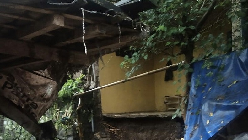 Rumah Warga di Cipatat KBB Rusak Diterjang Hujan Deras Disertai Angin Puting Beliung