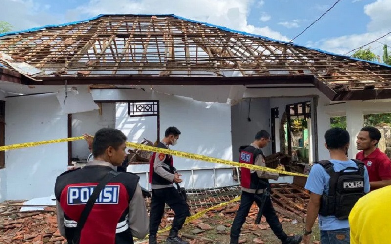 Rumah Kakek 80 Tahun Dirusak, Warga Emosi Lantaran Pemilik Diduga Pelaku Pencabulan