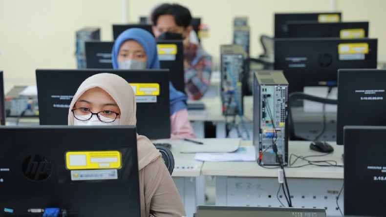 Puluhan Ribu Siswa Antusias Ikuti UTBK SBMPTN 2022 di 4 Kampus Kota Bandung