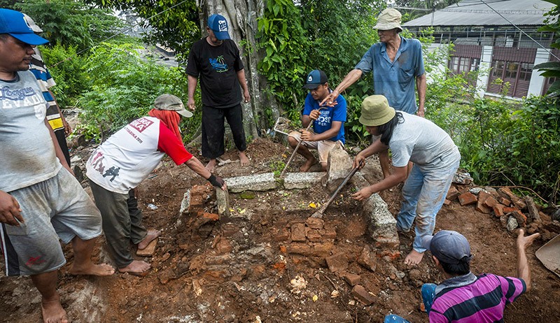 Foto-Foto Makam Keramat Bupati ke-3 Lebak Dibongkar - Bagian 2