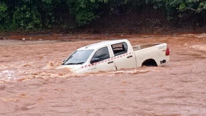 Mobil Rombongan Penambang Hanyut Terseret Arus Sungai di Kolaka, 1 Hilang 6 Selamat