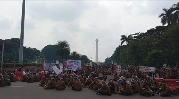 Ribuan Pegawai Perhutani Se-Jawa Banjiri Kawasan Patung Kuda, Tuntut Kementerian LHK Ribuan Pegawai Perhutani Se-Jawa Banjiri Kawasan Patung Kuda, Tuntut Kementerian LHK