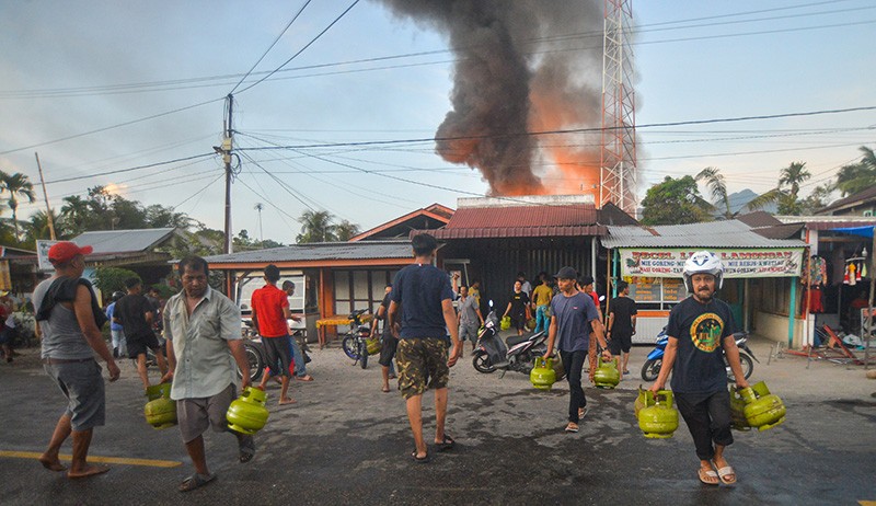 Kebakaran Pangkalan Gas di Padang Pariaman, Api Membubung Tinggi - Bagian 3