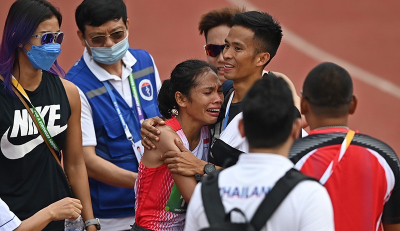 Momen Pelari Maraton Indonesia Rebut Emas SEA Games hingga Ditolong Tenaga Medis - Bagian 5