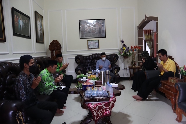 Penuh Haru, Mendadak TGB Datangi Keluarga Tokoh Sumbawa Ini