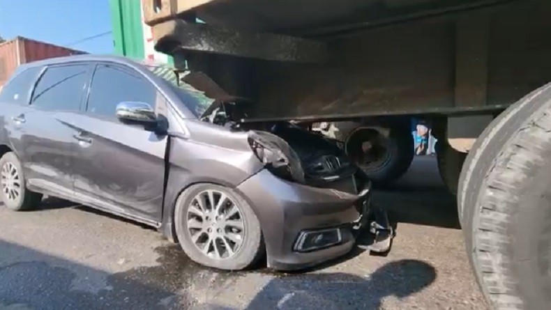 Detik-Detik Tabrakan Beruntun di Medan Terekam Kamera, Honda Mobilio Ringsek