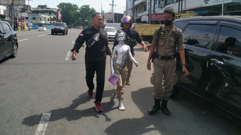 Resahkan Warga, 3 Manusia Silver Diangkut Satpol PP