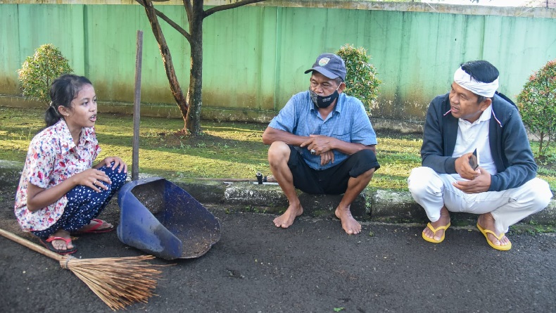 Dedi Mulyadi Nangis Dengar Kisah Pelajar SMK di Purwakarta Jadi Tukang Sapu