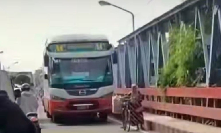 Viral Sopir Bus Pilih Jalan Pelan Ikuti Ibu-Ibu Dorong Sepeda, Netizen: Netes Air Mataku, Mulia Akhlakmu