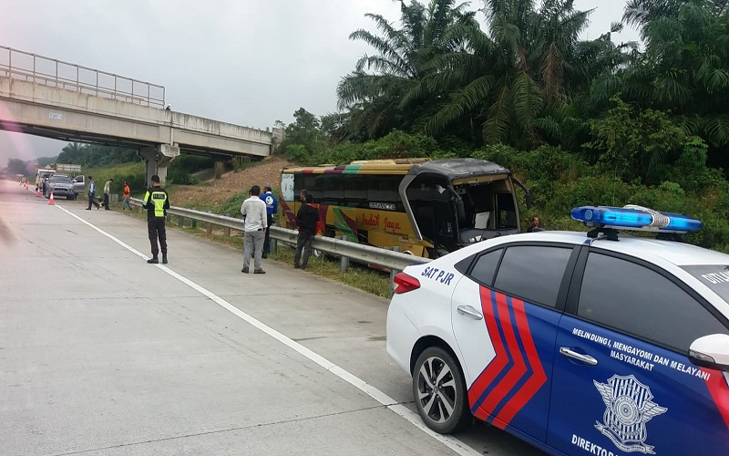 Bus Bermuatan 30 Penumpang Terperosok di Jalan Tol Balikpapan-Samarinda