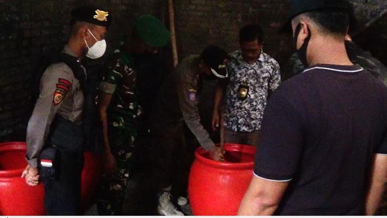 Tempat Produksi Miras di Banjarnegara Digerebek, Ditemukan Banyak Belatung 