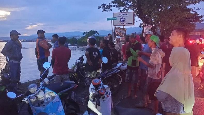 title Perahu Disambar Petir, 3 Pemancing langsung Loncat ke Laut, 1 Orang Hilang Perahu Disambar Petir, 3 Pemancing langsung Loncat ke Laut, 1 Orang Hilang