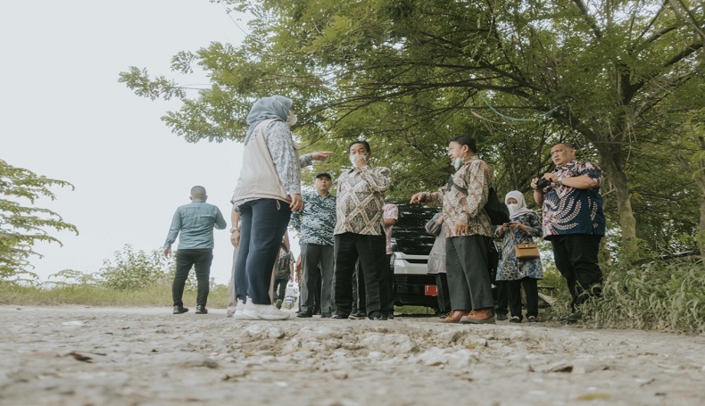 title Di-Bully Netizen soal Jalan Rusak di Karawang, Bupati Cellica Minta Maaf Di-Bully Netizen soal Jalan Rusak di Karawang, Bupati Cellica Minta Maaf