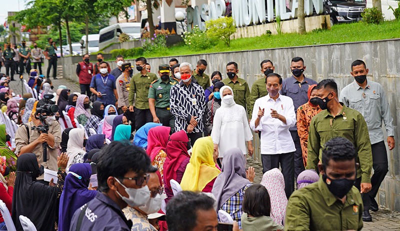 Presiden Jokowi Temui Warga dan Pedagang Pasar Muntilan Semarang - Bagian 1