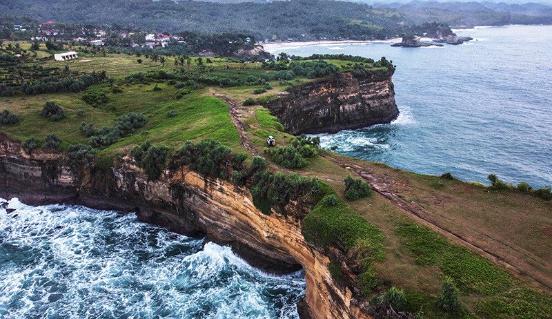 Foto dari Udara Keindahan Tebing Karang Bolong Pacitan - Bagian 2