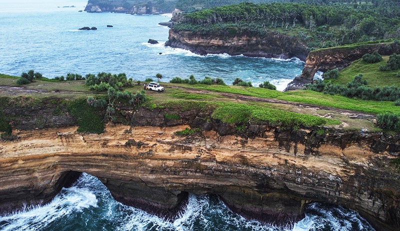 Foto dari Udara Keindahan Tebing Karang Bolong Pacitan - Bagian 1