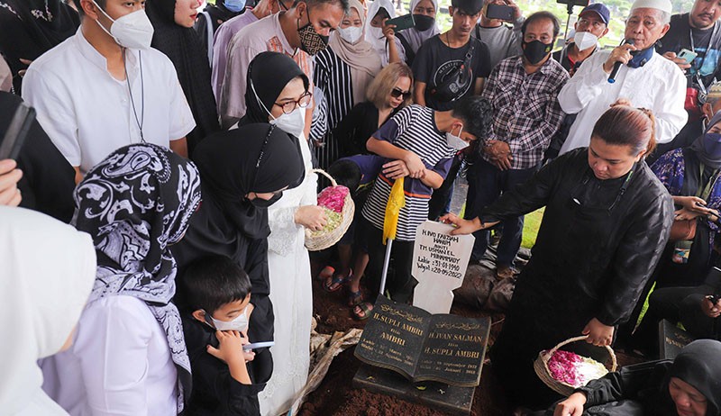 Suasana Pemakaman Penyanyi Legendaris Ivo Nilakreshna - Bagian 3