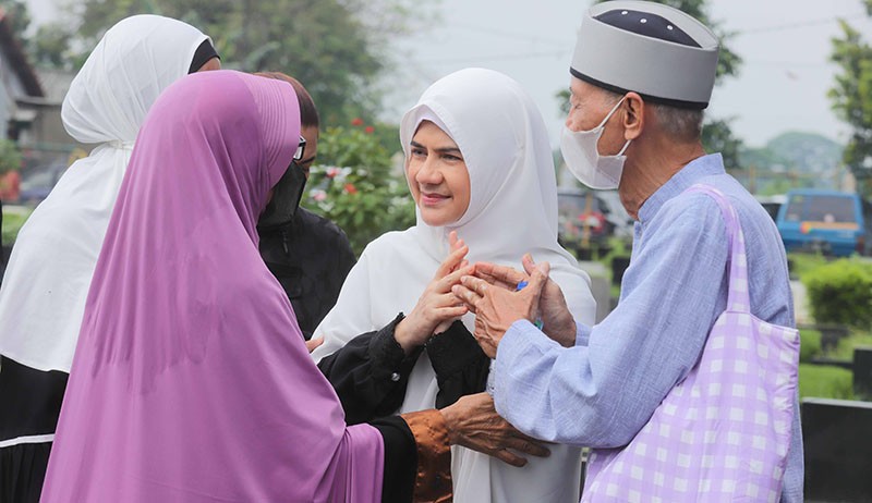 Suasana Pemakaman Penyanyi Legendaris Ivo Nilakreshna - Bagian 4