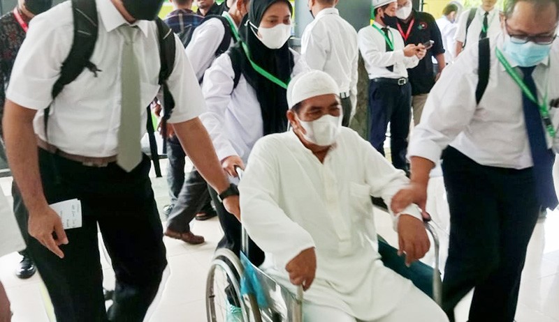 Potret Kesiapan Petugas Tenangkan Calon Jemaah Haji Histeris hingga Marah-Marah - Bagian 3