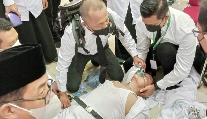 Potret Kesiapan Petugas Tenangkan Calon Jemaah Haji Histeris hingga Marah-Marah - Bagian 1