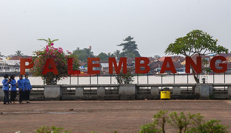 Momen Warga Palembang Beraktivitas Tanpa Masker di Luar Ruangan - Bagian 2