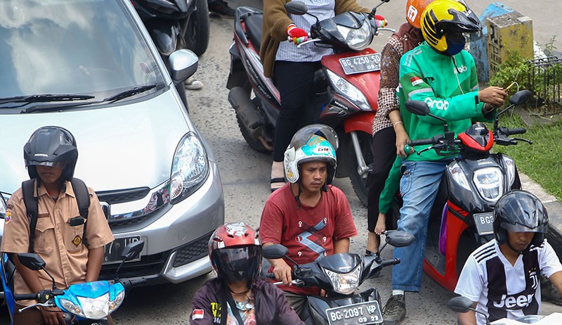 Momen Warga Palembang Beraktivitas Tanpa Masker di Luar Ruangan - Bagian 3