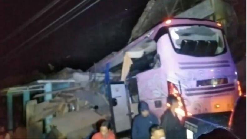  Suasana Mengerikan TKP Kecelakaan di Pari Panjalu Ciamis, Bus Masuk Rumah warga