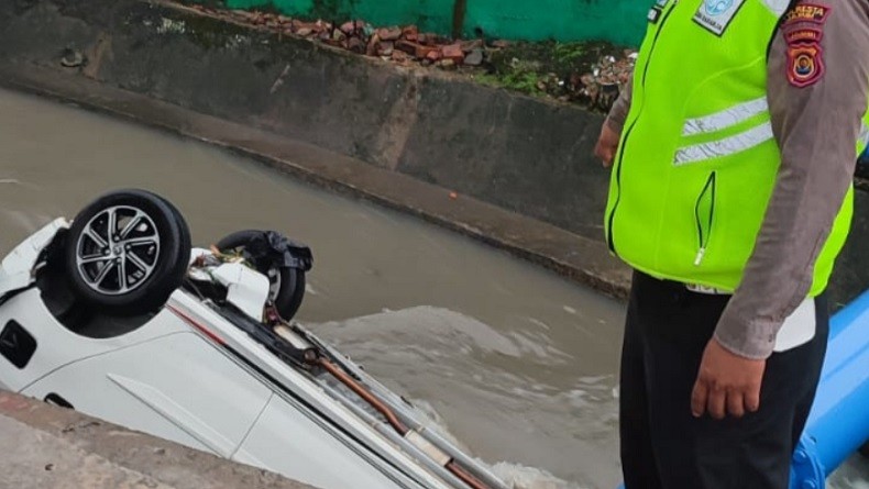 Mobil Dikemudikan Perempuan Terjun ke Selokan, Polisi: Sedang Mabuk