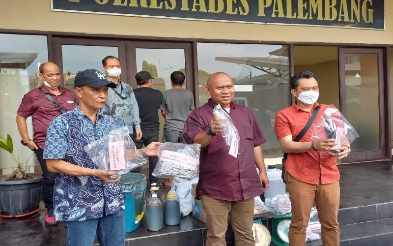 Polisi Bongkar Home Industry Madu Oplosan di Palembang, 2 Pelaku Ditangkap
