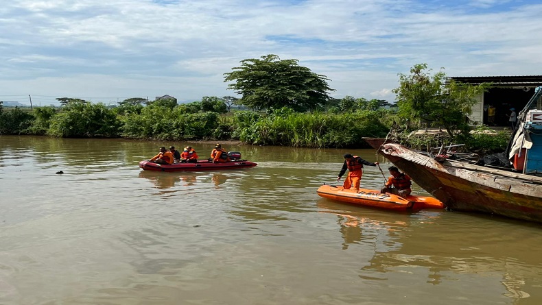 title Jatuh ke Sungai Sambong Klidang Lor, Remaja di Batang Ditemukan Tewas  Jatuh ke Sungai Sambong Klidang Lor, Remaja di Batang Ditemukan Tewas