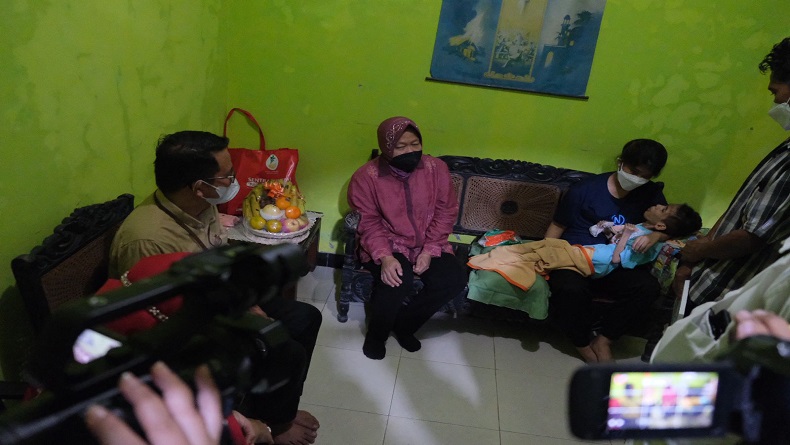 Jenguk Bocah Penderita Penyumbatan Selaput Otak di Klaten, Risma Salurkan Bantuan 