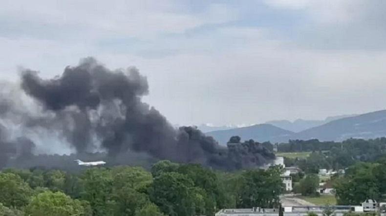Sejumlah Ledakan di Bandara Picu Kebakaran, 15 Mobil Pemadam Dikerahkan Sejumlah Ledakan di Bandara Picu Kebakaran, 15 Mobil Pemadam Dikerahkan