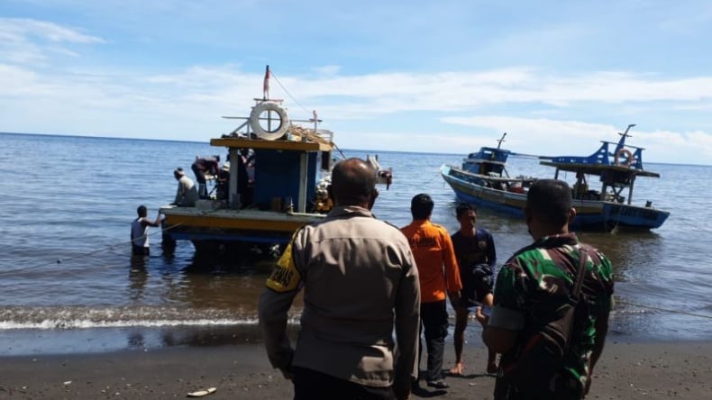 title Tim SAR Gabungan Temukan Kapal Ikan yang Tenggelam di Ternate, Semua Korban Selamat Tim SAR Gabungan Temukan Kapal Ikan yang Tenggelam di Ternate, Semua Korban Selamat