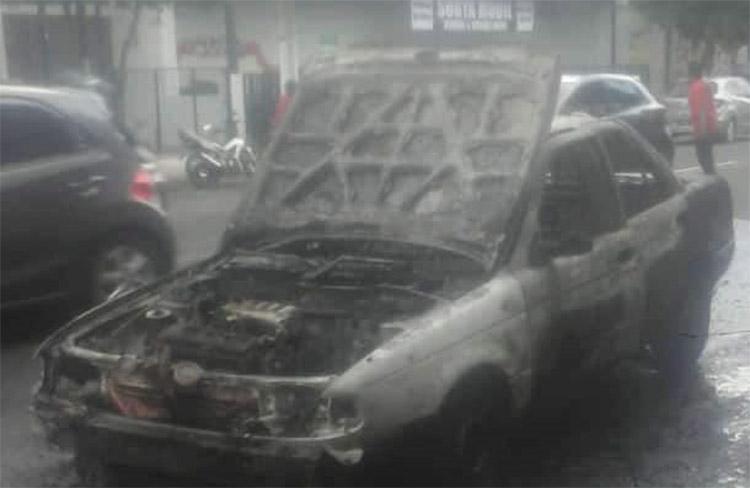 Awalnya Mogok, Mobil Sedan di Jogja Ludes Terbakar