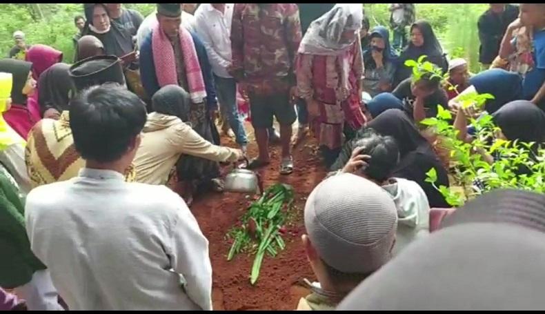  Isak Tangis Keluarga Pecah saat Pemakaman 2 Korban Tewas Bus PO Pandawa di Ciamis