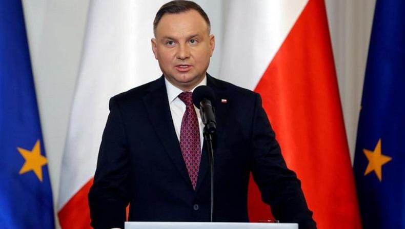 Duh, Presiden Polandia Kena Telepon Prank dari Orang Ngaku Emmanuel Macron