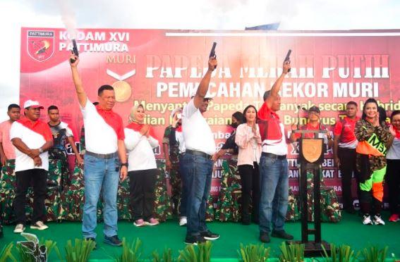 Kodam Pattimura Pecahkan Rekor MURI Makan Papeda dengan Peserta Terbanyak di Ambon